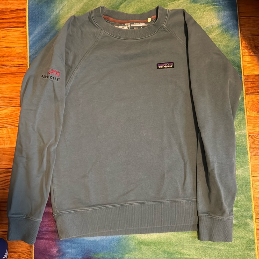 Good condition women’s Patagonia organic cotton sweatshirt, size M